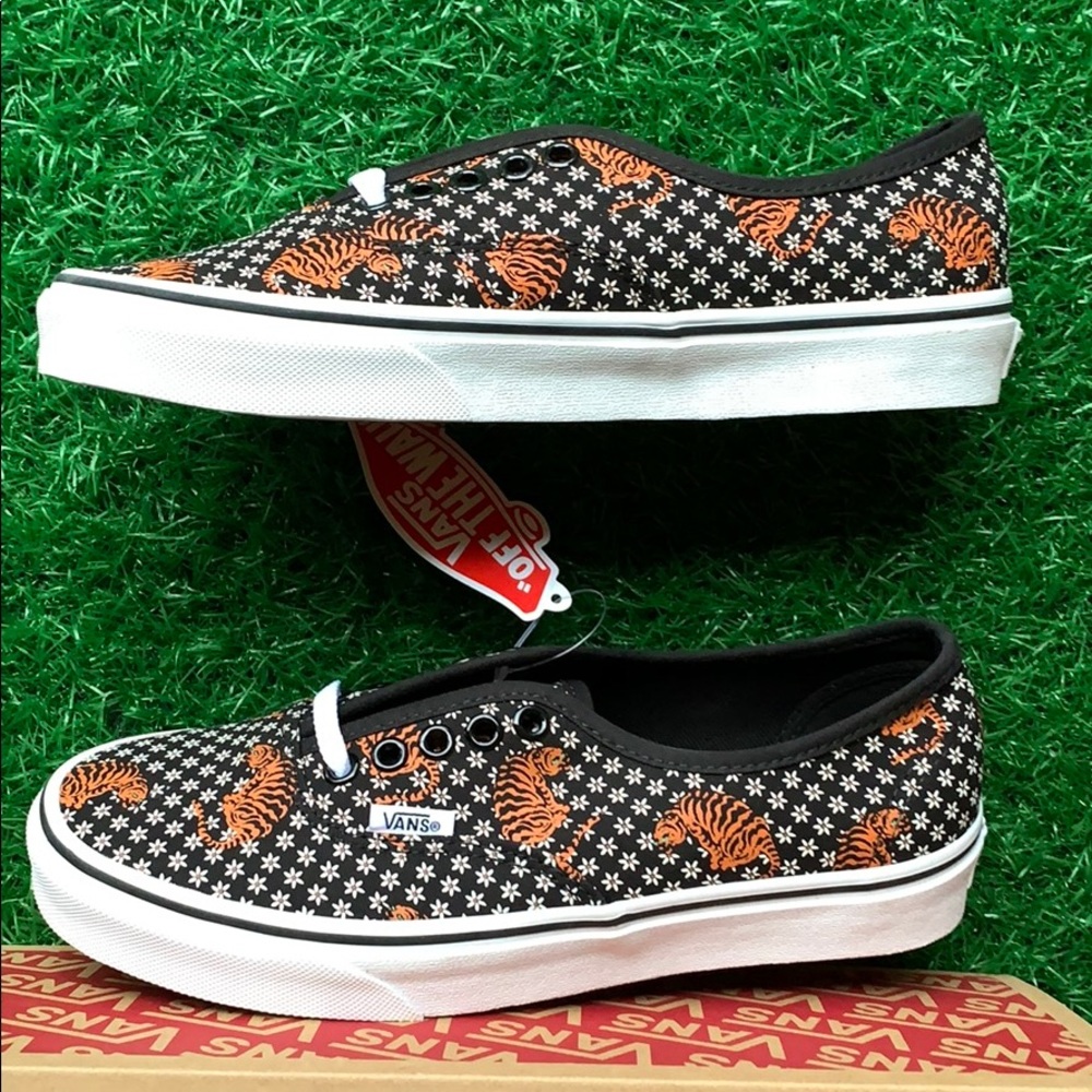 VANS AUTHENTIC TIGER FLORAL BLACK/TRUE WHITE WMNS - Picture 12 of 16